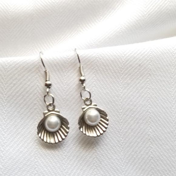 Jewelry - 🌻Earrings Pearl Sea Shell Silver Tone Pearl Charm